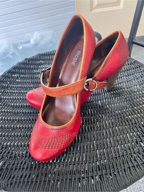 Nicole brand red and tan leather Mary Jane pumps with stacked block heel. Sz 9.5